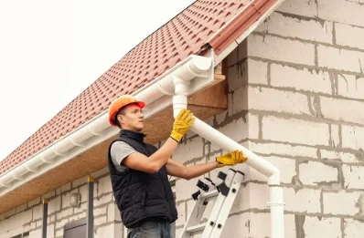 Pose et remplacement de gouttières à Flêtre